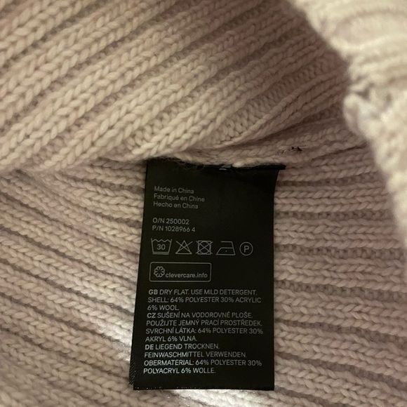 NWOT H&M Women’s Light Lavender Turtleneck (M) - Picture 4 of 6